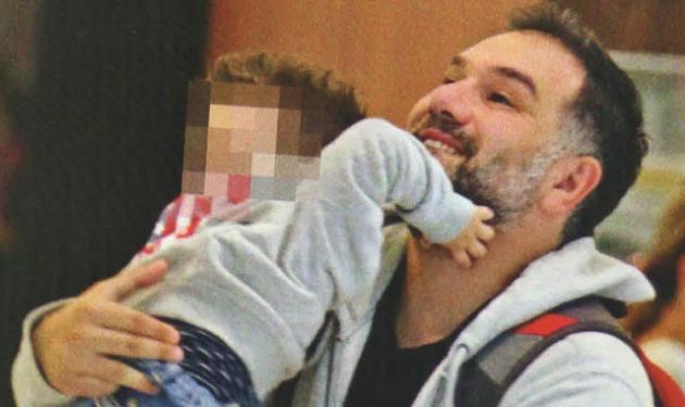 Γρηγόρης Αρναούτογλου: Δεν σταματά τα παιχνίδια με τον 2χρονο γιο του!