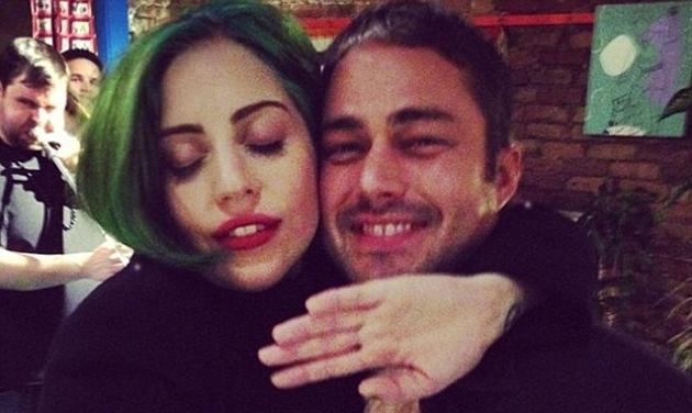 Lady Gaga: Πόσταρε τρυφερή selfie να φιλιέται με τον σύντροφό της!