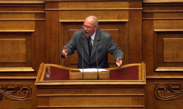 Βουλευτής Χρυσής Αυγής δηλώνει: Έδιωξα την γυναίκα μου από το κρεβάτι για να κοιμηθώ αγκαλιά με το όπλο μου!