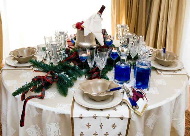 Πώς να στρώσεις το γιορτινό σου τραπέζι στους τόνους του μπλε!