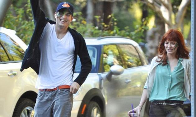 A. Kutcher: Βόλτες με την φερόμενη ως νέα αγαπημένη του!