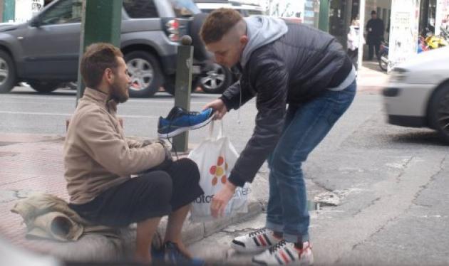 Νεαρός δίνει παπούτσια σε άστεγο και συγκινεί!