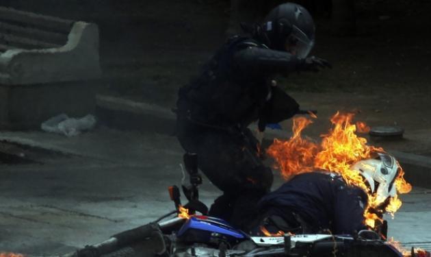 Εικόνες – σοκ από αστυνομικό που τυλίχθηκε στις φλόγες