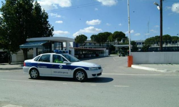 Παραδόθηκε ο μοτοσικλετιστής που σκόρπισε τον τρόμο στο κέντρο της Αθήνας. Παρέσυρε ποδηλάτη και μητέρα με δυο παιδιά