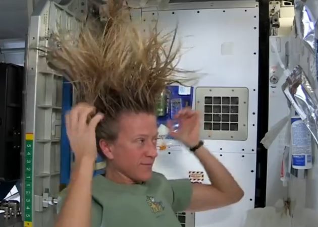 Houston we’ve got a problem! Γυναίκα αστροναύτης μας δείχνει πώς λούζεται στο διάστημα!