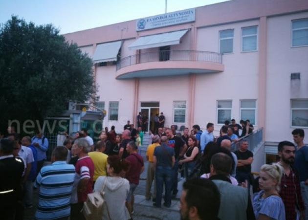 Φαρ Ουέστ στο Μενίδι! Εξαγριωμένοι κάτοικοι απειλούν να πάρουν τον Νόμο στα χέρια τους! Προσαγωγές on camera!