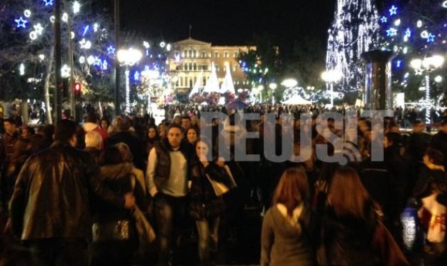 Η λευκή νύχτα «βούλιαξε» την Αθήνα! Χιλιάδες κόσμου στο κέντρο με γιορτινή διάθεση