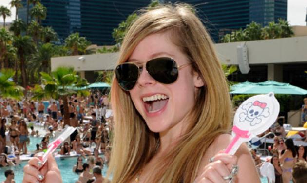 Πάρτι στην πισίνα για τα γενέθλια της Avril Lavigne!