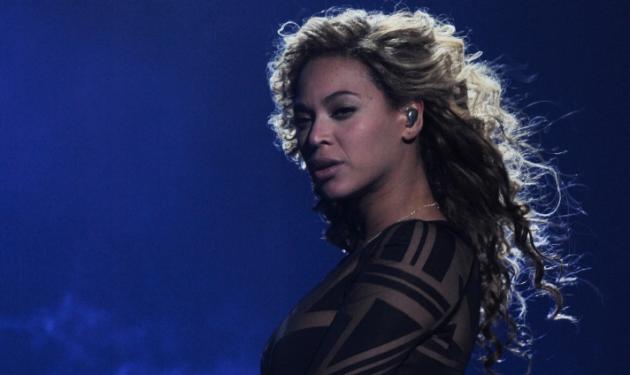 Η Beyonce – πιο σέξι από ποτέ – για πρώτη φορά στη σκηνή μετά τη γέννηση της κόρης της