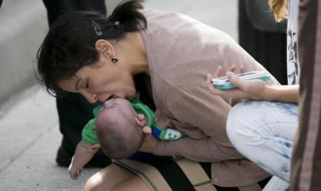 Φιλί ζωής σε ένα μωρό που σταμάτησε ν’ αναπνέει! Συγκλονιστικές φωτογραφίες