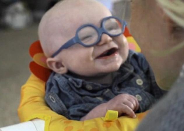 Το μωρό που θα σε κάνει να… λιώσεις! Το χαμόγελο όταν βλέπει για πρώτη φορά τη μητέρα του! Βίντεο