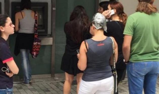 Πάτρα: Χαμός στο internet με τη φωτογραφία της γυναίκας που πήγε στο ΑΤΜ, με τη βαφή στα μαλλιά!