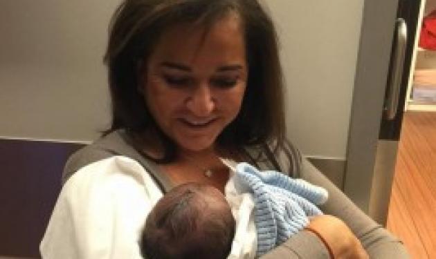 Ντόρα Μπακογιάννη: Η πρώτη φωτογραφία με τον νεογέννητο εγγονό της!