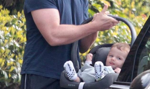 Για πρώτη φορά ο Christian Bale μας δείχνει τον 6 μηνών γιο του! Φωτογραφίες
