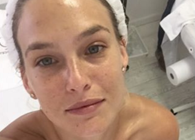 Bar Refaeli: H πρώτη φωτογραφία με το νυφικό της!