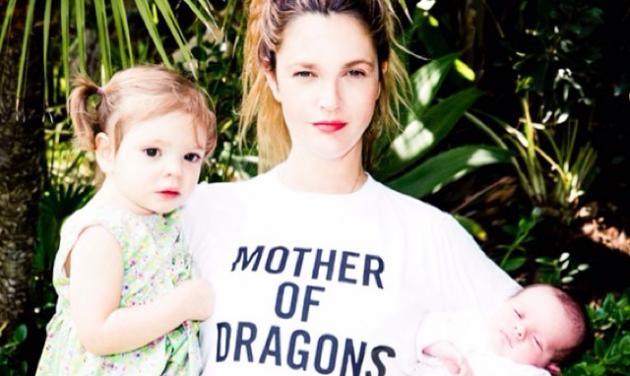 Drew Barrymore: “Μετά από δύο γέννες είναι δύσκολο να σκέφτεσαι θετικά και να αγαπάς το σώμα σου”