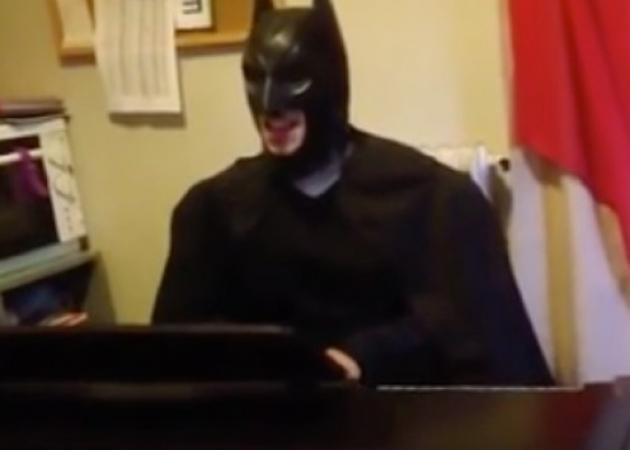 Ο Batman τραγουδάει “Νυχτερίδες κι αράχνες” – Δες το ξεκαρδιστικό βίντεο
