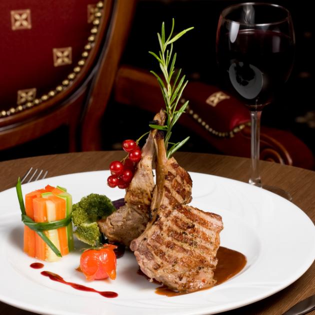 Μοσχαρίσια rib steak με σος beaujolais