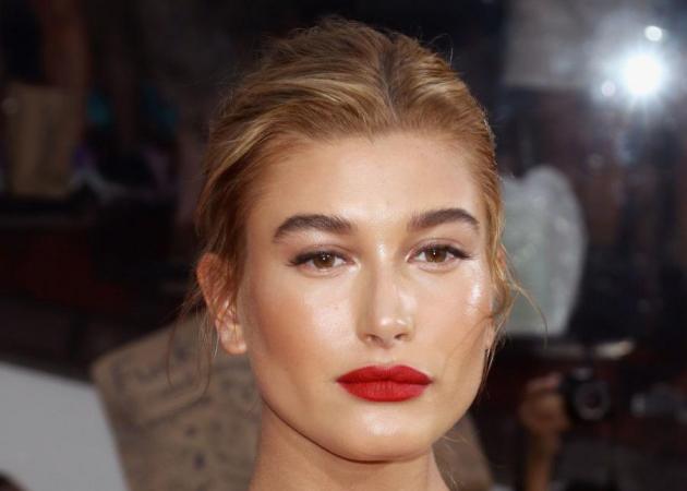 Η Hailey Baldwin χρησιμοποιεί ένα highlighter που επιτέλους ήρθε στην Ελλάδα (και είναι ότι τελειότερο δοκιμάσαμε)!