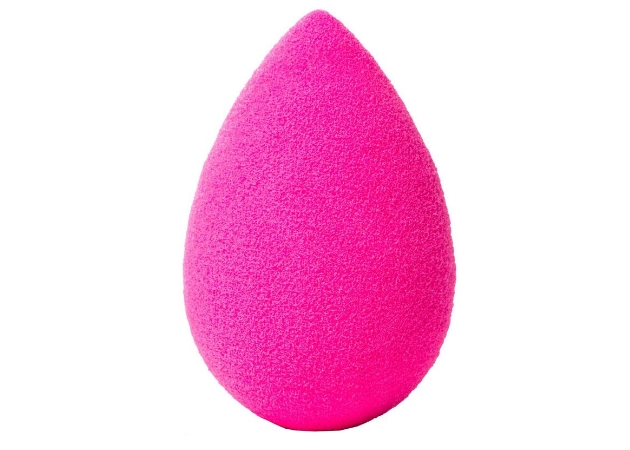 Αυτός ο ηθοποιός χρησιμοποιεί το beautyblender με τον πιο αστείο τρόπο!