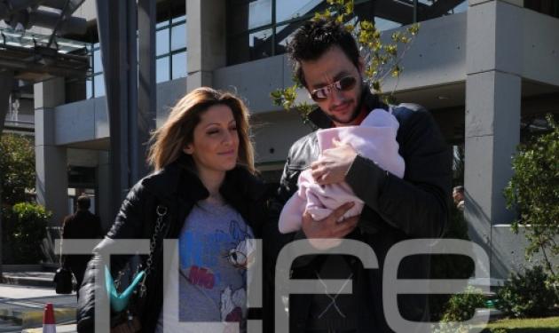 Ο Π. Καλλίδης αγκαλιά με το μωρό έξω από το μαιευτήριο! Δες φωτογραφίες!