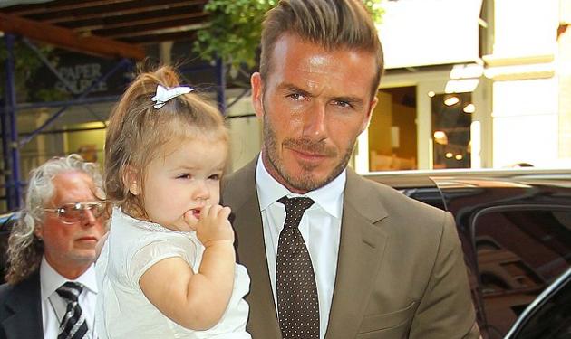 D. Beckham: Αγκαλιά με τη μικρή fashionista Harper, στο πλευρό της Victoria στην εβδομάδα μόδας!