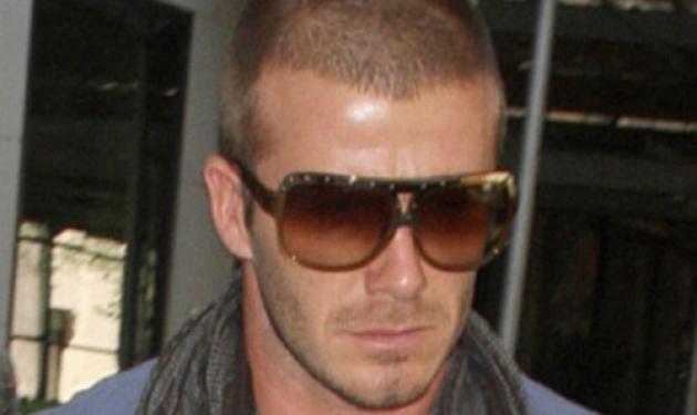 Ο David Beckham διαφημίζει τα γυαλιά της γυναίκας του!