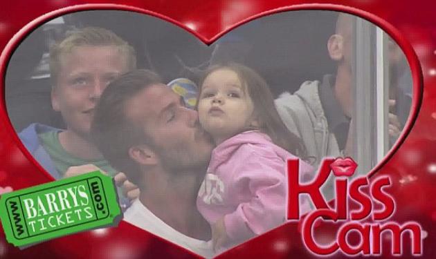 Ο καλύτερος μπαμπάς του κόσμου! Το φιλί του D. Beckham στην Harper μπροστά στην KissCam