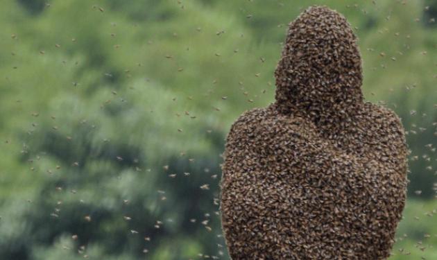Κάλυψε το σώμα του με δεκάδες μέλισσες! Δες φωτογραφίες