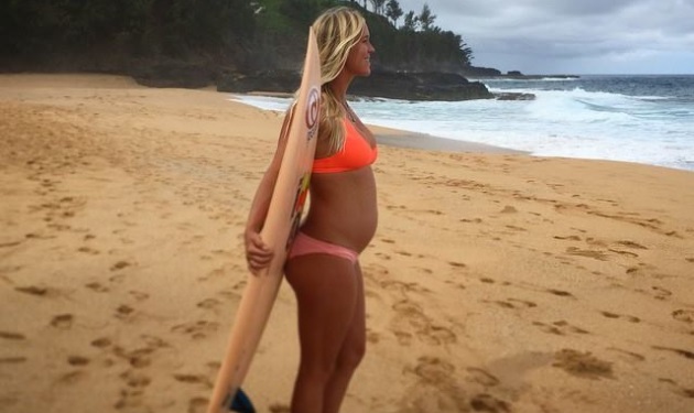 Η αθλήτρια που έχασε το χέρι της από καρχαρία κάνει σερφ στον 6ο μήνα της εγκυμοσύνης της!