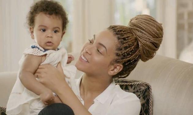 Beyonce: Η κόρη της δεν μπορεί να πάρει τα μάτια της από το χριστουγεννιάτικο δέντρο!