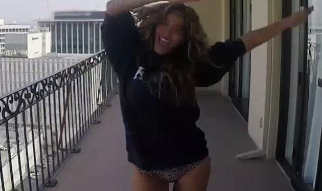 Wow! Η Beyonce βγήκε με τα εσώρουχα στο μπαλκόνι για το νέο της clip!