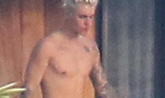 Justin Bieber: Γυμνός στην πισίνα με τη νέα του σύντροφο! Φωτογραφίες