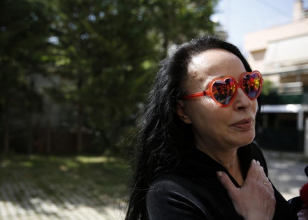 Αποφυλάκιση Τσοχατζόπουλου: Ανακουφισμένη και με γυαλιά ηλίου “καρδούλες” η Βίκυ Σταμάτη! [pics]