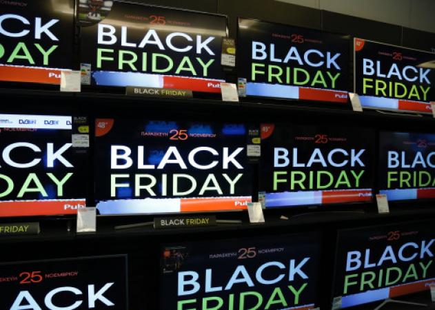 #blackfriday: Η αντίδραση του twitter στη φρενίτιδα έξω από τα καταστήματα