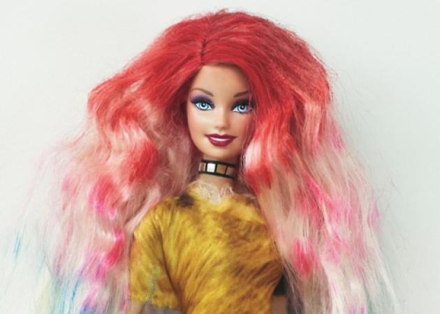 Η Barbie κάνει τα μαλλιά της ουράνιο τόξο!