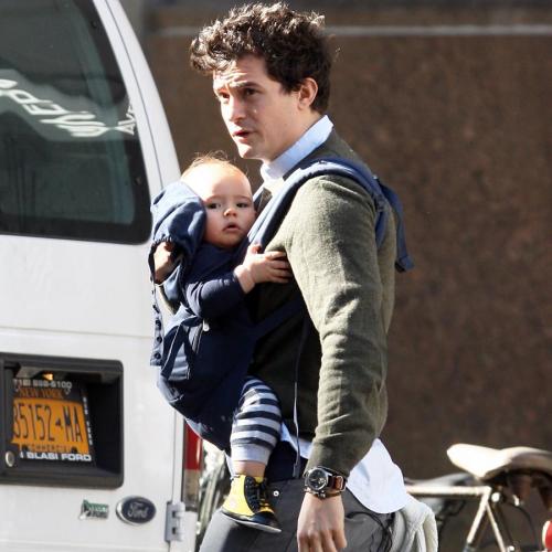 7 | O χαζομπαμπάς Orlando Bloom λατρεύει τις βόλτες με τον γιο του!
