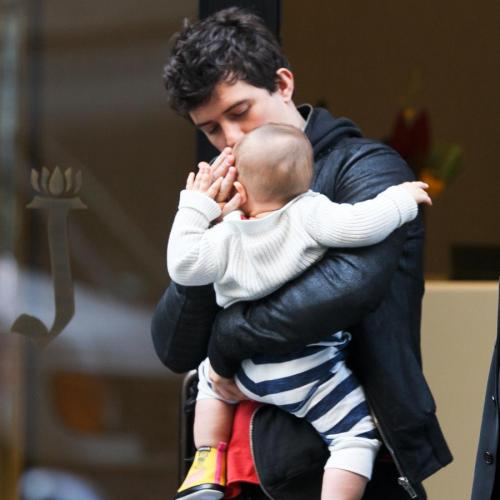 4 | O χαζομπαμπάς Orlando Bloom λατρεύει τις βόλτες με τον γιο του!