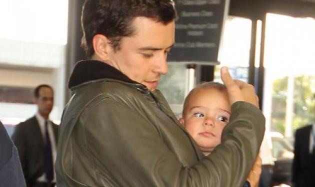 O χαζομπαμπάς Orlando Bloom λατρεύει τις βόλτες με τον γιο του!