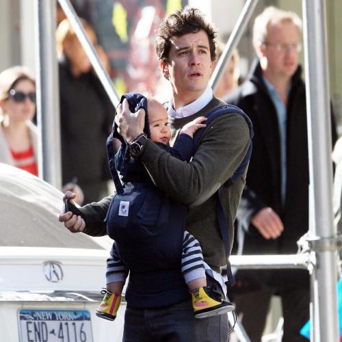 11 | O χαζομπαμπάς Orlando Bloom λατρεύει τις βόλτες με τον γιο του!