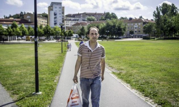 Άνεργοι Έλληνες καθαρίζουν τουαλέτες στην Σουηδία – Συγκλονιστικό αφιέρωμα του Bloomberg