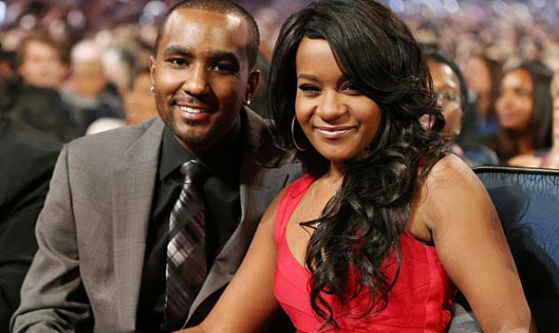 Ο σύντροφος της Bobbi Kristina επιτίθεται στον πατέρα της: “Θέλει μόνο τα λεφτά της Whitney”!