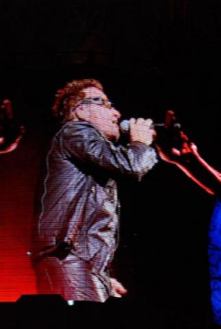 2 | O Bono στο video wall της συναυλίας!