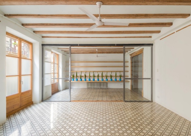 Bookcase Apartment: Το καταλανικό σπίτι που σχεδιάστηκε για να “στεγάσει” τα μεγαλύτερα λογοτεχνικά αριστουργήματα
