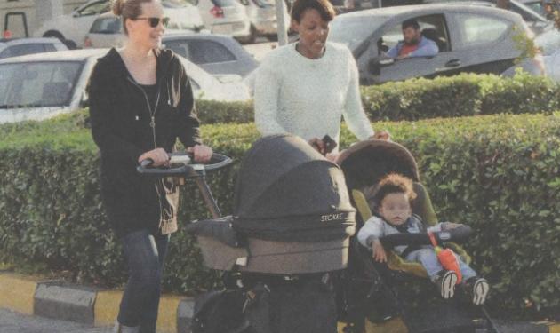 Υβόννη Μπόσνιακ: Βόλτα στη Γλυφάδα με την δυόμισι μηνών κόρη της!