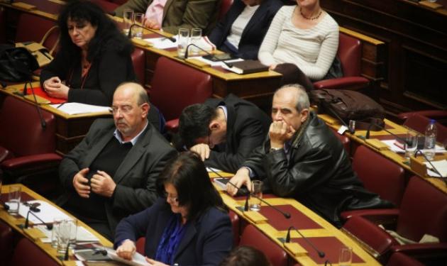 Οι απίστευτες φωτογραφίες με τους… εξαντλημένους βουλευτές – Δεν άντεξαν όλοι τη μαραθώνια συνεδρίαση!
