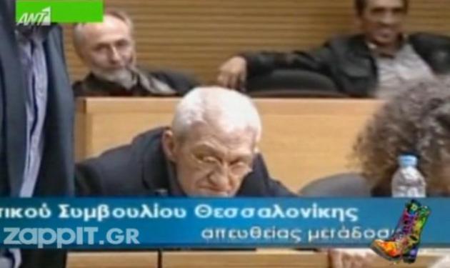 Τι έκανε ο Γιάννης Μπουτάρης την ώρα που μιλούσε δημοτικός σύμβουλος;