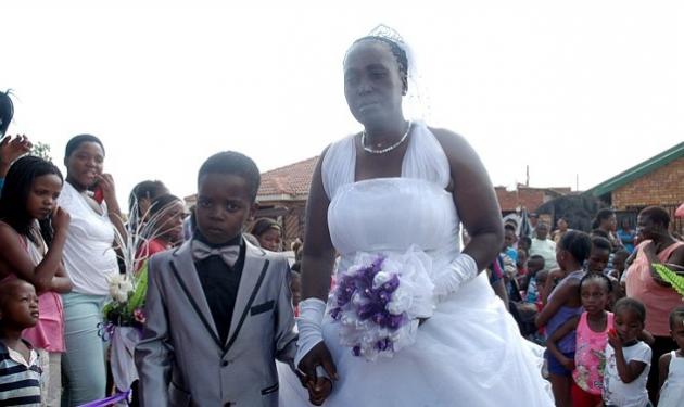 Οκτάχρονο αγόρι παντρεύτηκε μια 61χρονη μητέρα επειδή του το ζήτησε ο νεκρός παππούς του!