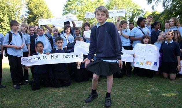 Αγόρι πηγαίνει στο σχολείο με φούστα για να διαμαρτυρηθεί!