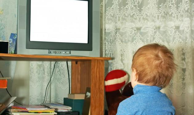 3χρονο αγοράκι καταστράφηκε βλέποντας όλη μέρα τηλεόραση!